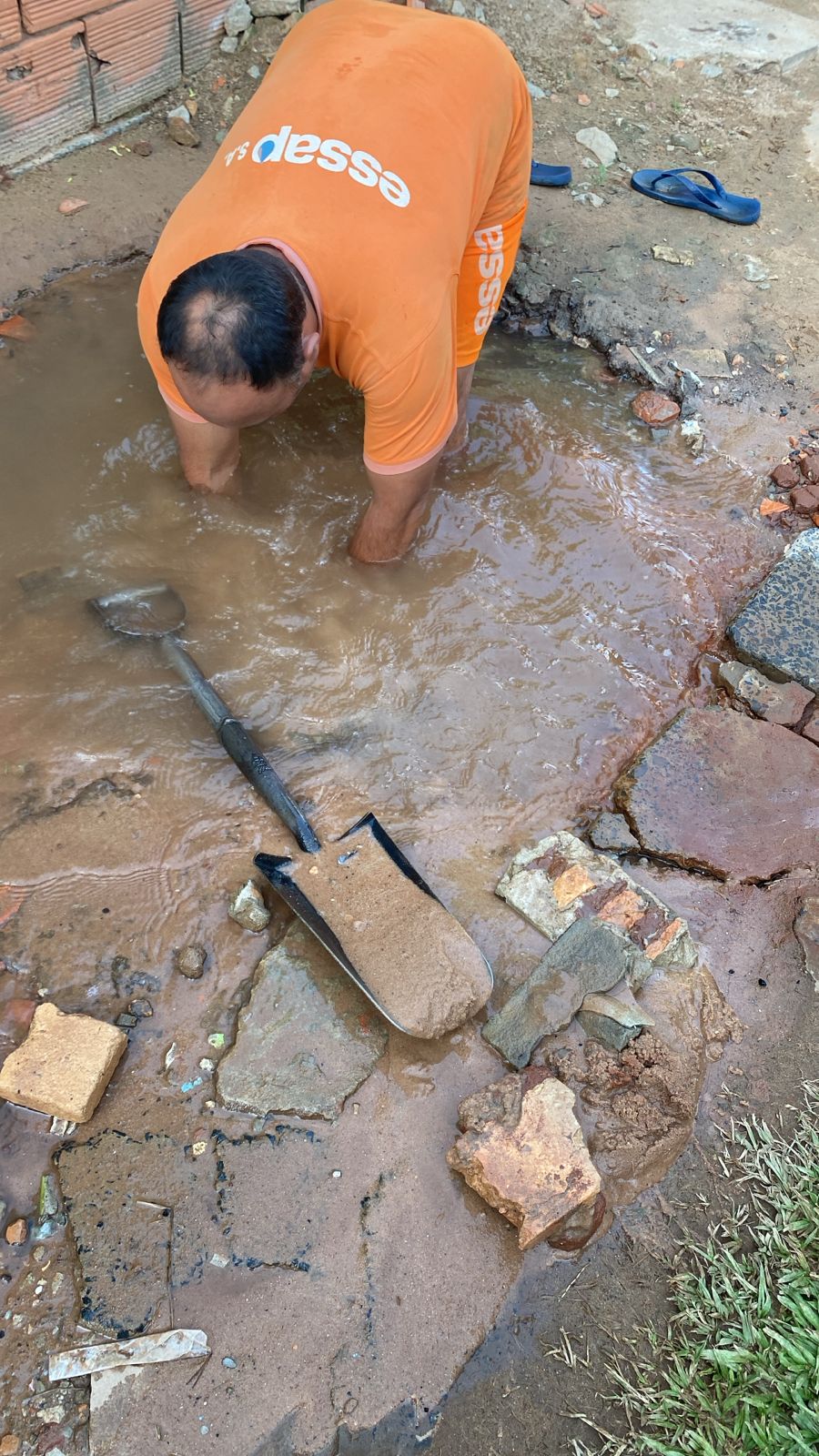 Guille Lesme gestionó solución urgente tras rotura de caño en Barrio Chiquito en Paraguay